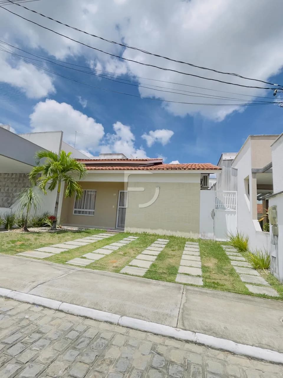 Casa de 2/4 sendo 1 suite